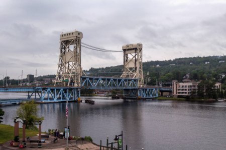 Téléchargez les photos : Le pont levant du canal de portage et le hancock michigan par un jour couvert d'été - en image libre de droit