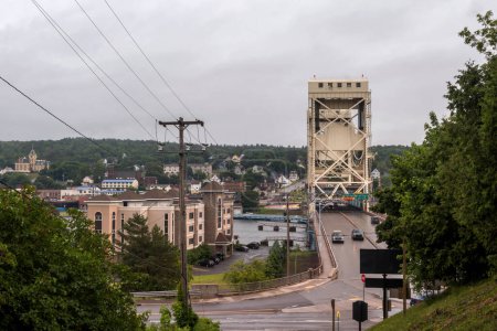 Téléchargez les photos : Le pont levant du canal de portage par une journée d'été brumeuse, vu du parc d'escaliers East Hancock ; - en image libre de droit