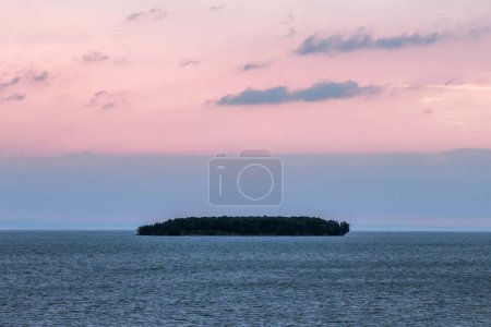 Téléchargez les photos : Un plan téléobjectif de l'île aux aigle des îles apôtres sur le lac Supérieur pendant un coucher de soleil d'été - en image libre de droit