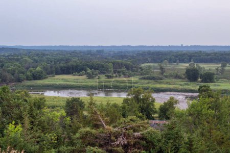Foto de Un disparo nebuloso crepúsculo con vistas al valle del río Minnesota desde el testigo hasta el marcador histórico del tiempo al este de las caídas de granito - Imagen libre de derechos