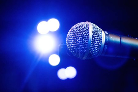 Foto de Un micrófono de cerca disparado bajo la luz azul en el teatro granada - Imagen libre de derechos
