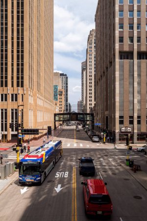 Foto de MINNEAPOLIS, MN - MARZO, 2019 - Fotografía del tráfico en la avenida Marquette en el centro de Minneapolis durante una mañana de primavera. - Imagen libre de derechos