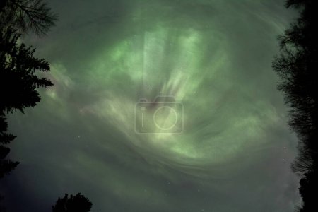 Téléchargez les photos : Fisheye shot regardant des aurores vertes danser au-dessus du Michigan vu du port de la rivière noire. - en image libre de droit