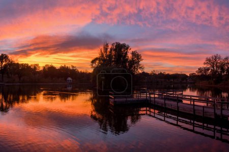 Téléchargez les photos : Paysage d'automne avec lac dans le parc - en image libre de droit