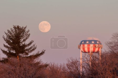 Foto de Hermosa luna naciente en aldea rural - Imagen libre de derechos