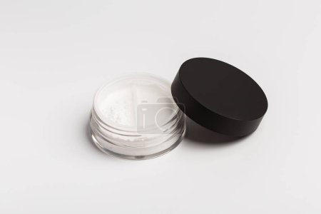 Téléchargez les photos : Maquillage minéral blanc en récipient, poudre isolée sur blanc - en image libre de droit