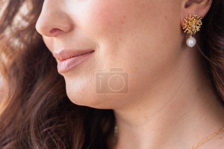 Téléchargez les photos : Glamour et beauté, bijoux et luxe - gros plan du beau visage de femme avec boucle d'oreille en perles - en image libre de droit