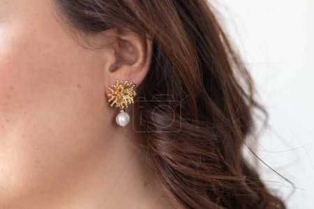 Téléchargez les photos : Glamour et beauté, bijoux et luxe - gros plan du beau visage de femme avec boucle d'oreille en perles - en image libre de droit
