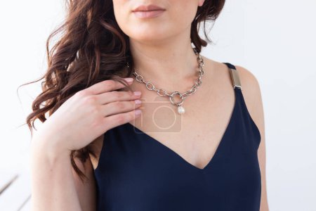 Mujer de primer plano con colgante de perlas de lujo y collares de oro - joyas y accesorios