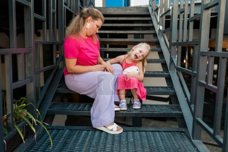 Mädchen mit Cochlea-Implantat mit ihrer Mutter verbringen Zeit im Freien. Hörbehinderung und Gehörlosigkeit. Gehörlosen- und Gesundheitskonzept. Vielfalt und Inklusion. Kopierraum.