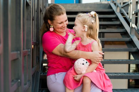 Gehörlose Kinder mit Cochlea-Implantat für Hörgeräte und Hilfsmitteln für Gehörlose haben Spaß und lachen im Sommer mit Mutter im Freien. Geräuschartiges Gerät, das bei Kommunikation und Interaktion hilft