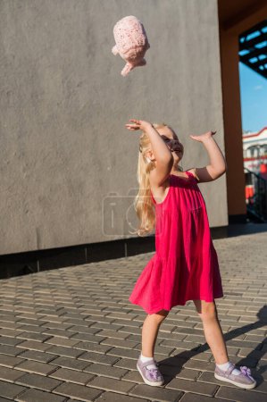 Kind mit Hörproblemen und Cochlea-Implantat tanzen auf der Straße, gehörlose Kind begann zu hören. Schwerhörigkeit in der Kindheit und Behandlungskonzept. Kopierraum und leerer Platz für Text.