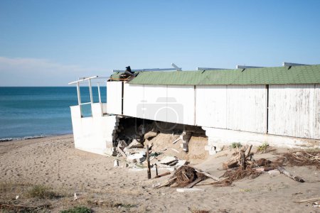Foto de Los restos de un lido costero en la costa de Paestum, Italia - Imagen libre de derechos