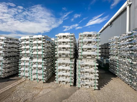 Foto de Pilas crudas de lingotes de aluminio para la fusión - Imagen libre de derechos