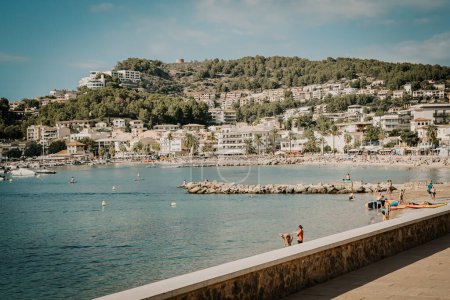 Téléchargez les photos : Soller, ESPAGNE - 8 septembre 2023. Promenade en bord de mer sur la plage de Soller dans la ville de Port de Soller, Majorque, Espagne - en image libre de droit