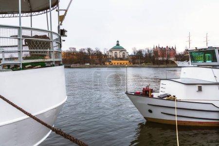 Téléchargez les photos : Stockholm city, Sweden. Boats moored Skeppsholmen - en image libre de droit