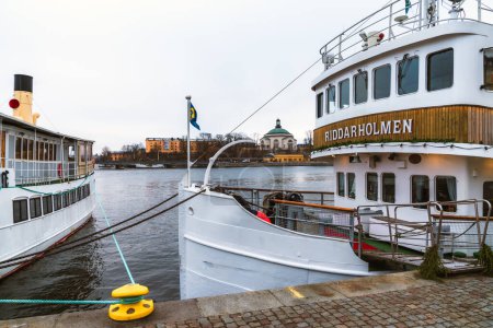 Téléchargez les photos : Stockholm, Sweden. January 23, 2023. Touristic boat moored in a winter day - en image libre de droit