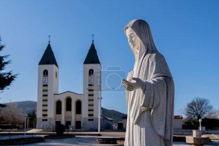 Téléchargez les photos : Medjugorje, Bosnie-Herzégovine. Le 10 février 2023. Vue d'une statue de Vierge Marie dans le sanctuaire - en image libre de droit