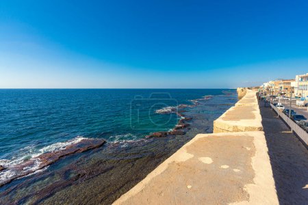 Foto de Vista de las murallas de Acre frente al mar Mediterráneo en un día soleado - Imagen libre de derechos