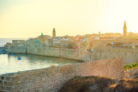 Téléchargez les photos : Vue panoramique d'Acre, une ville historique, en Israël, pendant l'heure d'or. - en image libre de droit