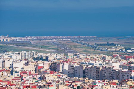 Erhöhter Blick auf den Flughafen und die Stadt, Tetouan, Marokko, Nordafrika