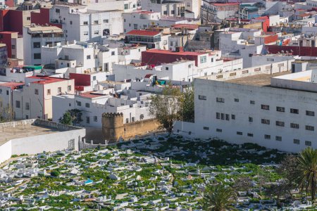 Blick aus der Vogelperspektive auf die islamische Stadt mit einem Friedhof und Wohngebäuden, Tetouan, Marokko, Nordafrika