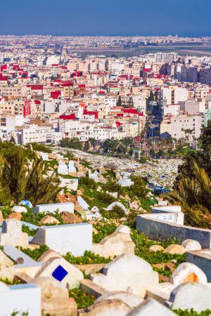 Foto de Vista elevada de la ciudad con el cementerio y los nuevos distritos, Tetuán, Marruecos - Imagen libre de derechos