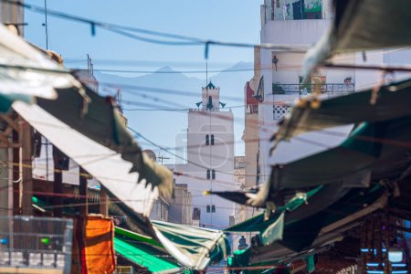 Malerischer Blick auf eine islamische Stadt in Nordafrika mit einem Minarett, Tetouan Marokko