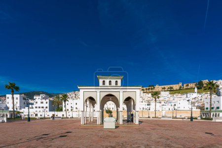 Place Feddan, Stadtplatz mit markanter Architektur in Tetouan, Marokko, Nordafrika