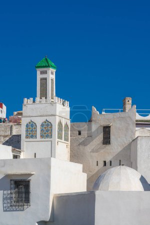 Weiße Gebäude in der alten Medina von Tetouan, Marokko, Nordafrika