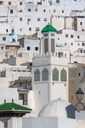 Blick auf eine weiße Moschee vor den Gebäuden im Medina-Viertel von Tetouan City, Marokko