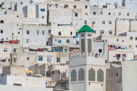 Foto de Vista de una mezquita blanca contra los edificios en el distrito de Medina de la ciudad de Tetuán, Marruecos - Imagen libre de derechos