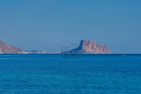 Foto de Vista panorámica de Penyal d 'Ifac en Calp, Parque Natural de la Costa Mediterránea Española - Imagen libre de derechos