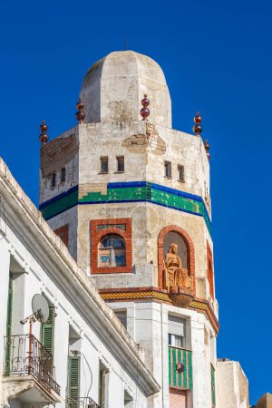 Foto de Tetuán, Marruecos. 26 de enero de 2024. Vista del barrio El Ensanche, el barrio colonial español, con el edificio La Equitativa de Casto Fernndez-Shaw - Imagen libre de derechos