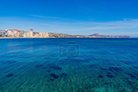 Blick auf die Costa Blanca im Mittelmeer, Calpe, Spanien