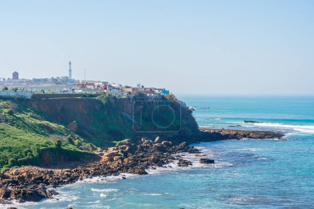 Vista de una ciudad marroquí por la costa del Océano Atlántico, Larache, Marruecos