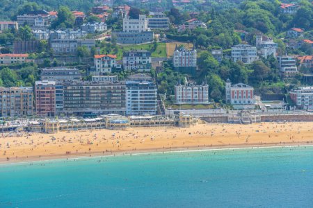 Téléchargez les photos : Vue panoramique de la plage de San Sebastian connue sous le nom de La Concha en Espagne - en image libre de droit