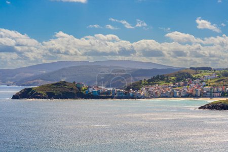Heitere Küstenstadt an der Bucht unter klarem blauen Himmel an einem sonnigen Tag, Costa da Morte, Malpica, Galicien, Spanien