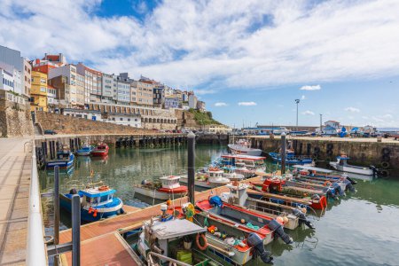 Malpica de Bergantios, Galicien, Spanien. Blick auf den Fischereihafen der Stadt