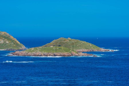 Blick auf die Sisargas-Inseln, eine kleine Inselgruppe an der Atlantikküste von Galicien, Spanien