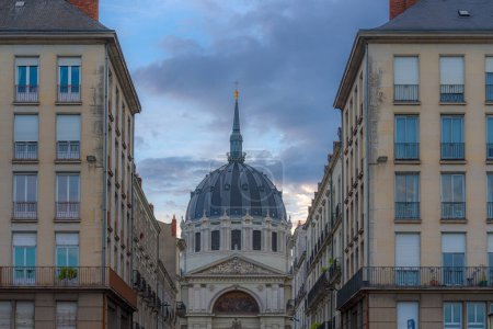 Nantes, Frankreich. Blick auf die Kuppel von Notre-Dame de Bon-Port, einer römisch-katholischen Basilika, die 1846 von den Architekten Seheult und Joseph-Fleury Chenantais erbaut wurde
