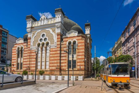 Vista exterior de la sinagoga de Sofía, que es la mayor sinagoga sefardí de Europa. El proyecto fue realizado por el arquitecto Austin Grunanger y fue santificado en 1909