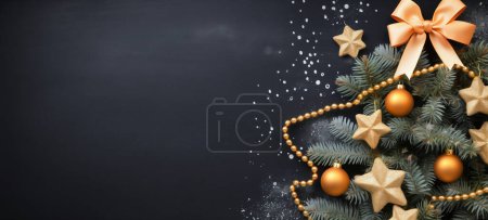 Foto de Árbol de Navidad decorado fondo oscuro con espacio de copia - Imagen libre de derechos