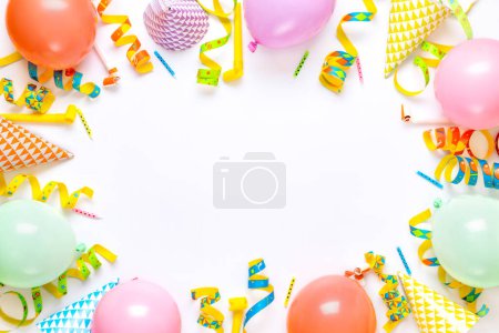 Foto de Plano concepto de fiesta decoración laico. Marco de globos y varias decoraciones de fiesta vista superior - Imagen libre de derechos