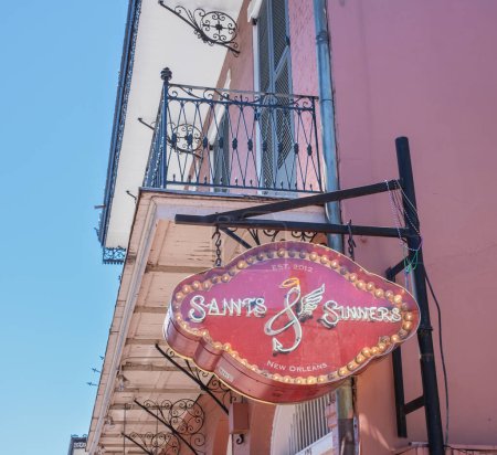 Téléchargez les photos : NEW ORLEANS, LA, USA - 3 AVRIL 2022 : Panneau sur Channing Tatum's Saints and Sinners bar sur Bourbon Street dans le quartier français - en image libre de droit