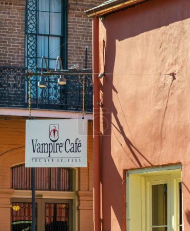 Téléchargez les photos : NOUVELLE-ORLÉANS, LA, ÉTATS-UNIS - 13 JANVIER 2021 : Le New Orleans Vampire Cafe sur la rue Royal dans le quartier français - en image libre de droit