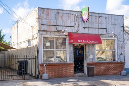 Téléchargez les photos : NEW ORLEANS, LA, États-Unis - 15 DÉCEMBRE 2019 : Vue complète du bar du quartier Milan Lounge sur la rue Milan dans le centre-ville de la Nouvelle-Orléans - en image libre de droit