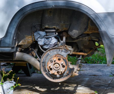Téléchargez les photos : Pièces de roue exposées d'une automobile lors de la réparation des freins - en image libre de droit
