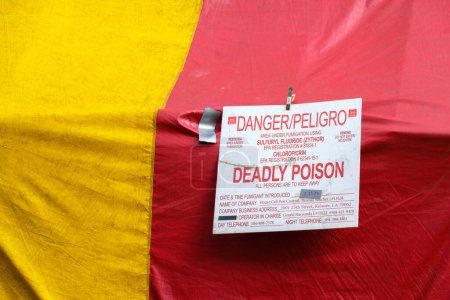 Foto de NUEVOS ORLEANS, LA, EE.UU. - 29 DE NOVIEMBRE DE 2022: Peligro, signo de veneno mortal en frente de la tienda de fumigación estructural - Imagen libre de derechos