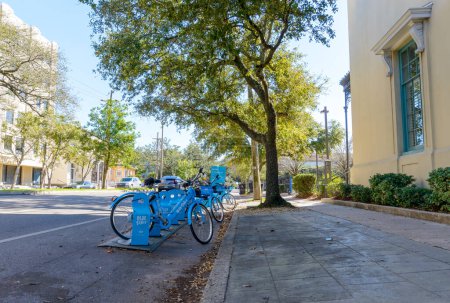 Foto de NEW ORLEANS, LA, USA - JANUARY 15, 2023: Blue Bike bike share stand on Jackson Avenue in Uptown New Orleans - Imagen libre de derechos